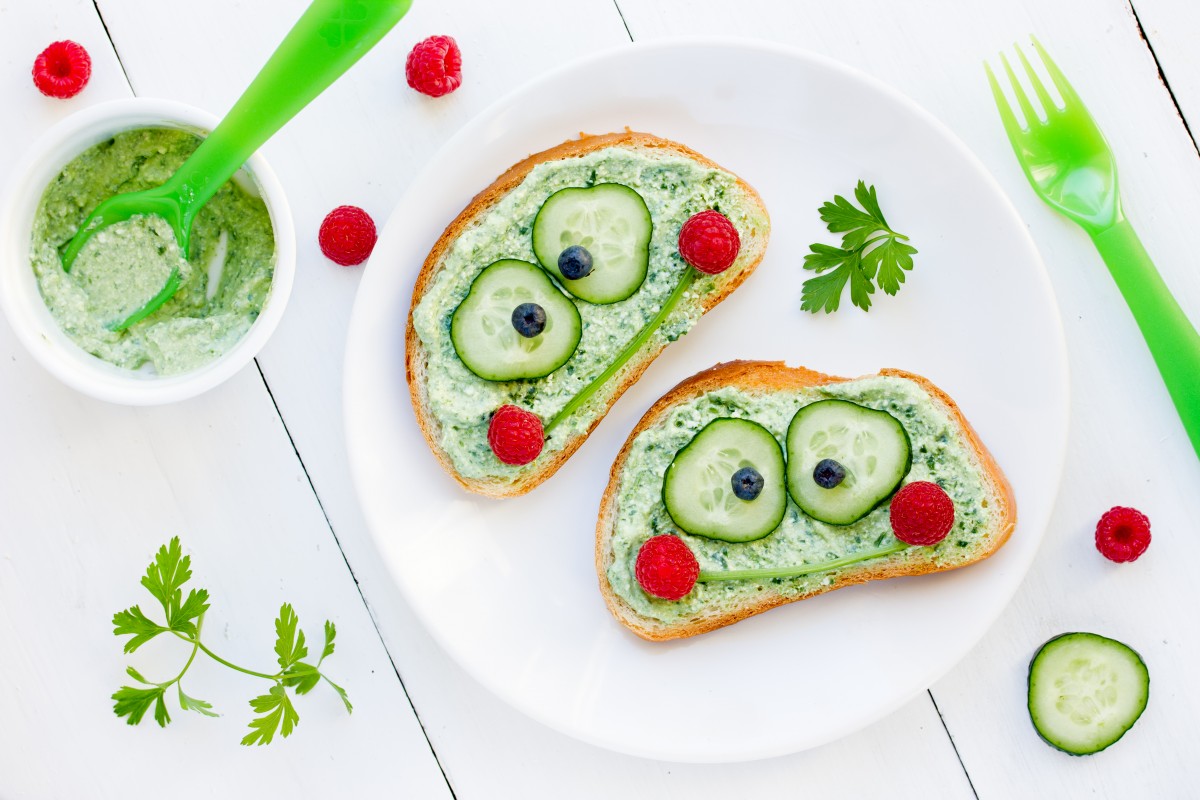 Sandwiches met zelfgemaakte komkommerspread