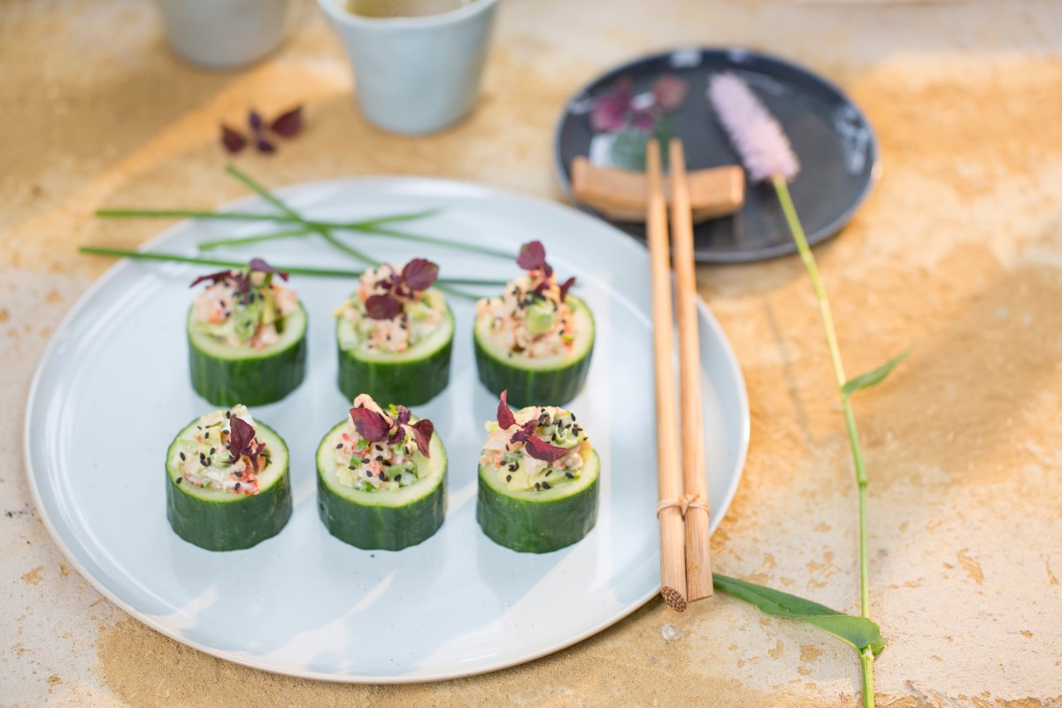 Komkommer sushi met rivierkreeftjes en avocado