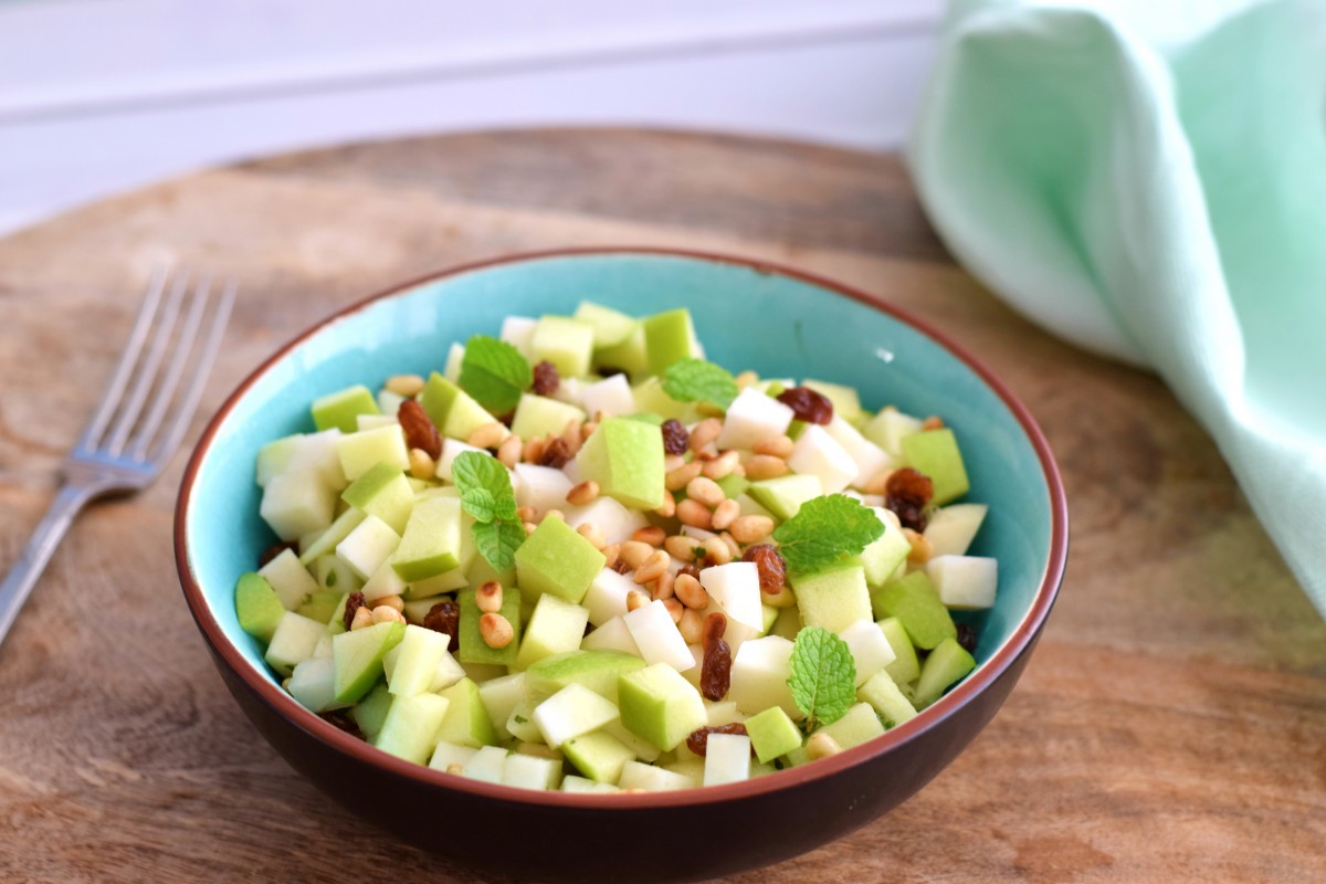 Koolrabi salade met appel, munt en rozijnen