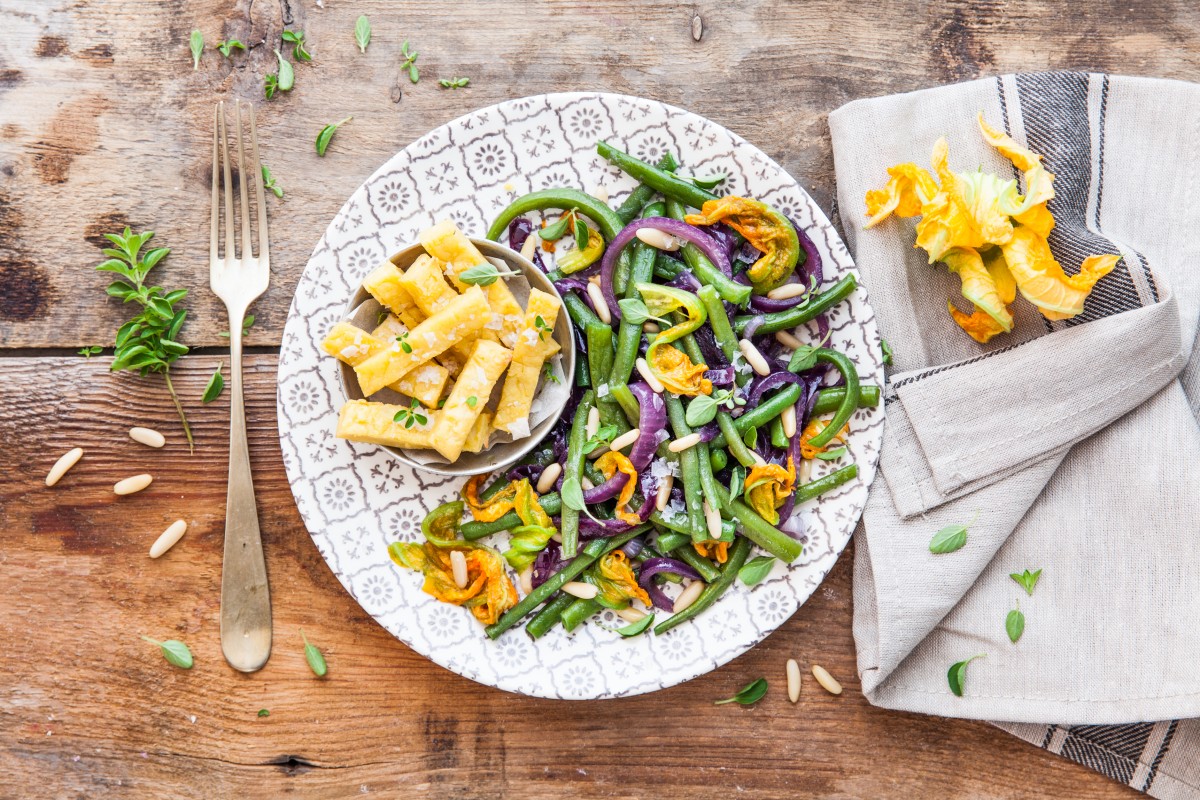 Lauwwarme salade van sperziebonen, rode ui, ansjovis en parnissa