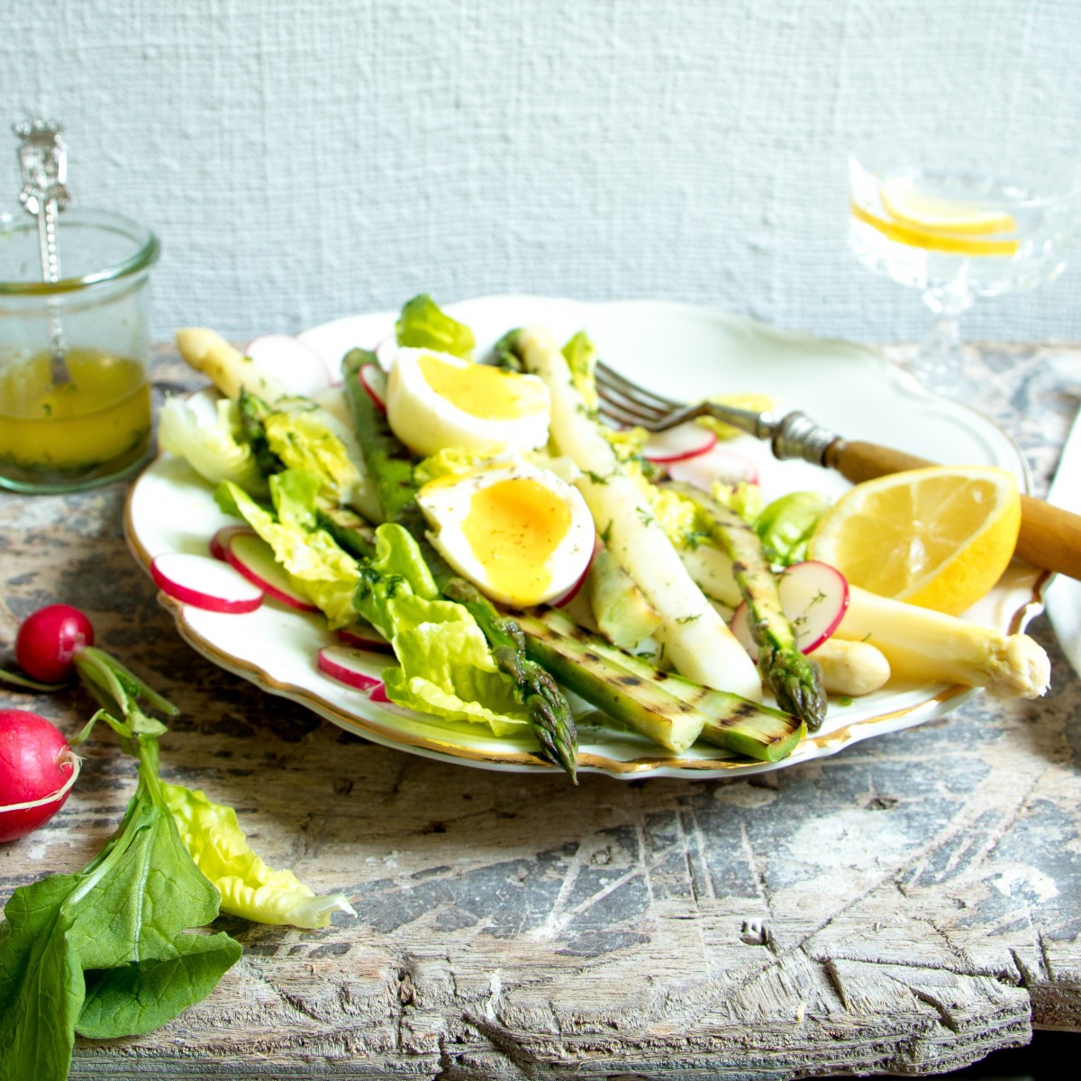 Lentesalade met witte en groene asperges