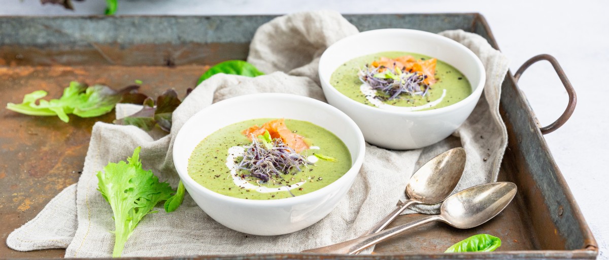 Lettuce soup with mint and peas