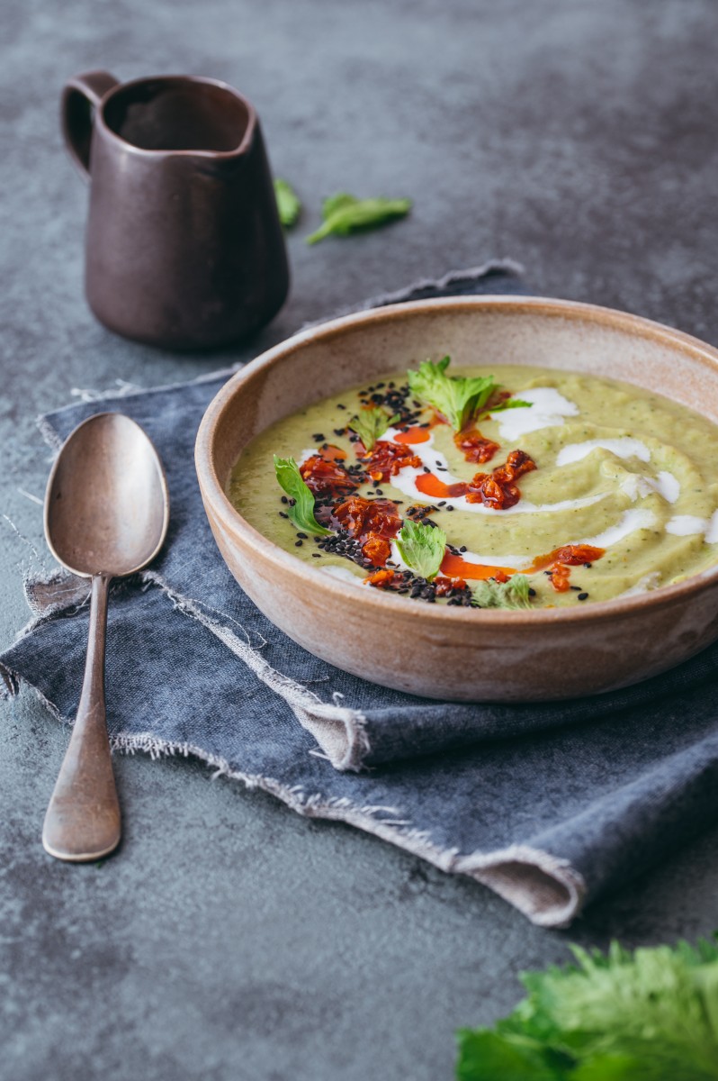 Romige bleekselderij-courgettesoep met chili-olie