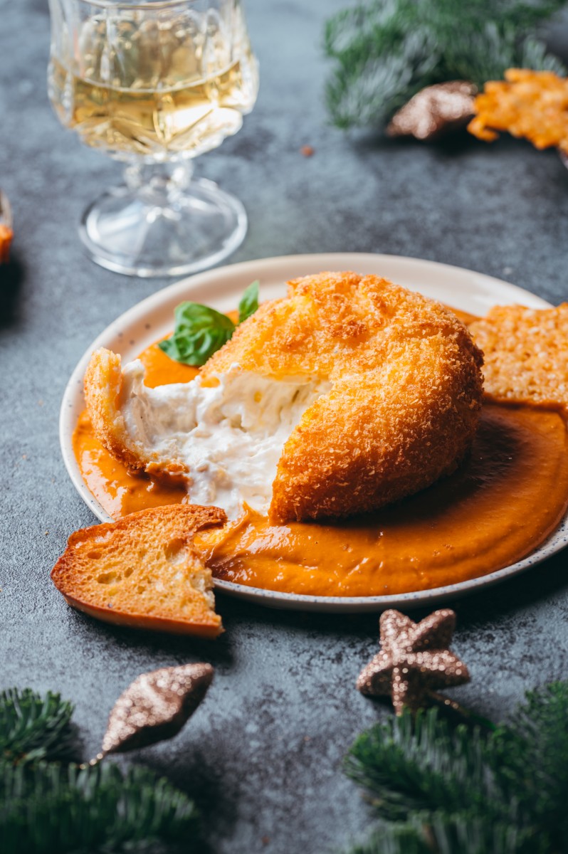 Voorgerecht: Gefrituurde burrata op een romige tomatensaus met crispy ciabatta en parmezaankrokantjes