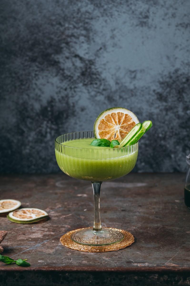 Mocktail (of cocktail) van komkommer en limoen met zelfgemaakte basilicumsiroop