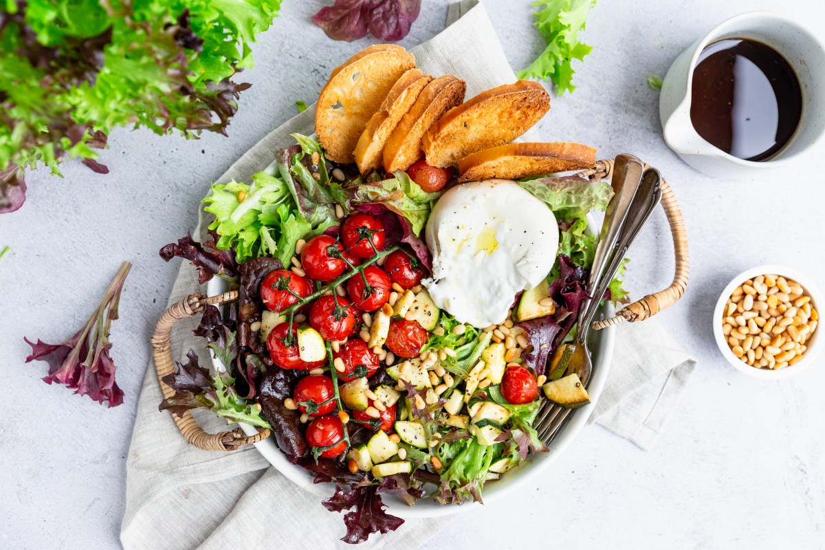 Salade met tomaatjes en burrata