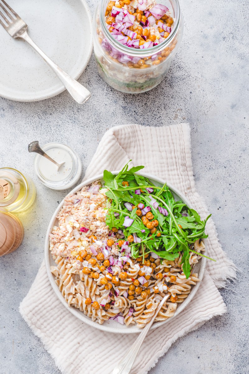 3. Pastasalade met crispy kikkererwten en tonijn-eiersalade
