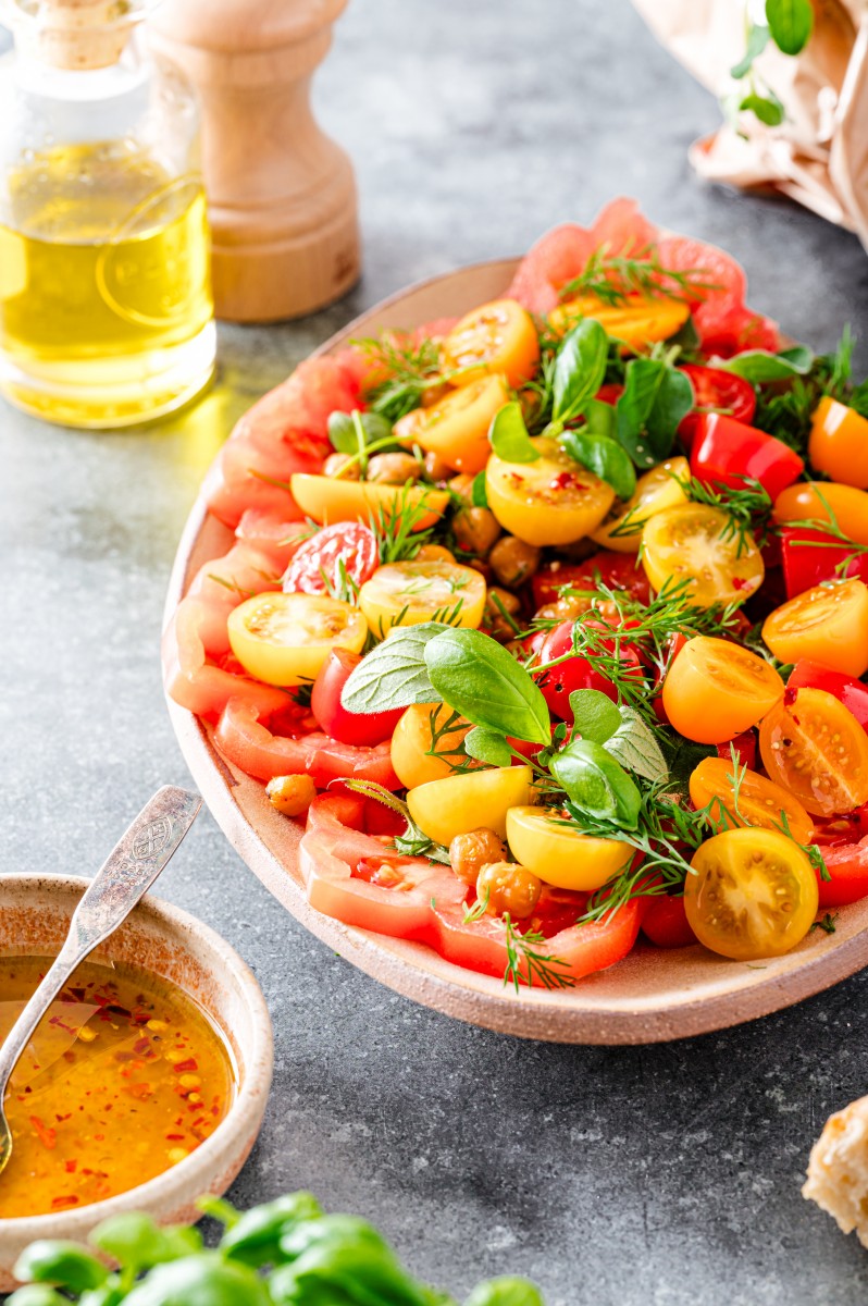 Tomatensalade met geroosterde kikkererwten en citroendressing