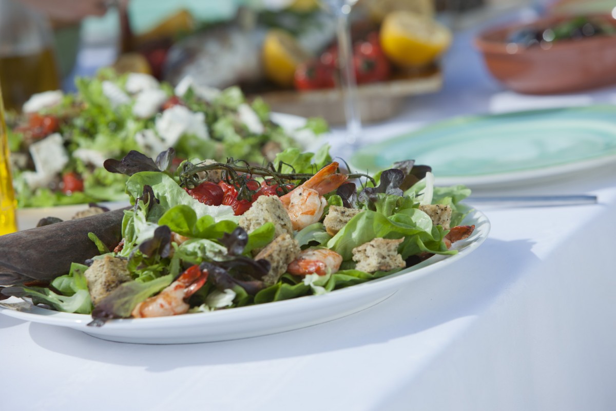 Mediterrane garnalensalade met geroosterde tomaten en croutons