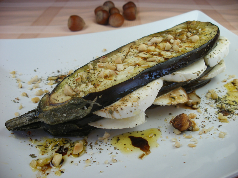 Mille-feuille van aubergine met mozzarella en hazelnoten