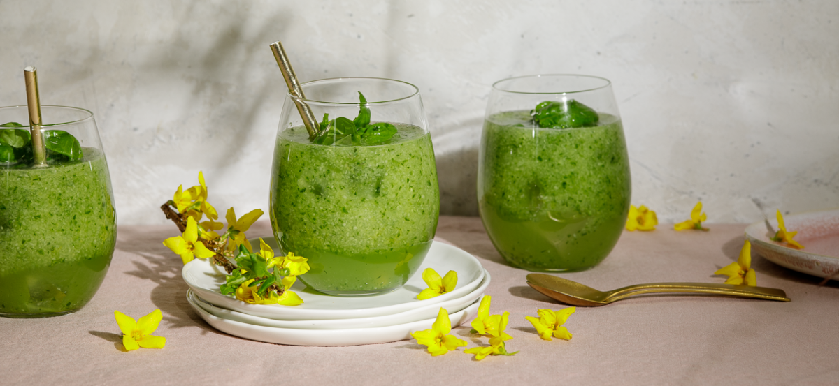 Mocktail van komkommer en basilicum