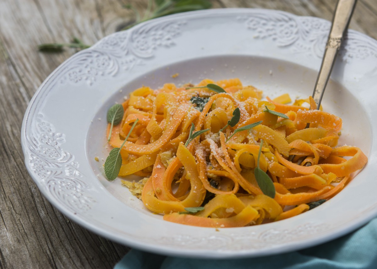 Noodles de zanahoria con salvia