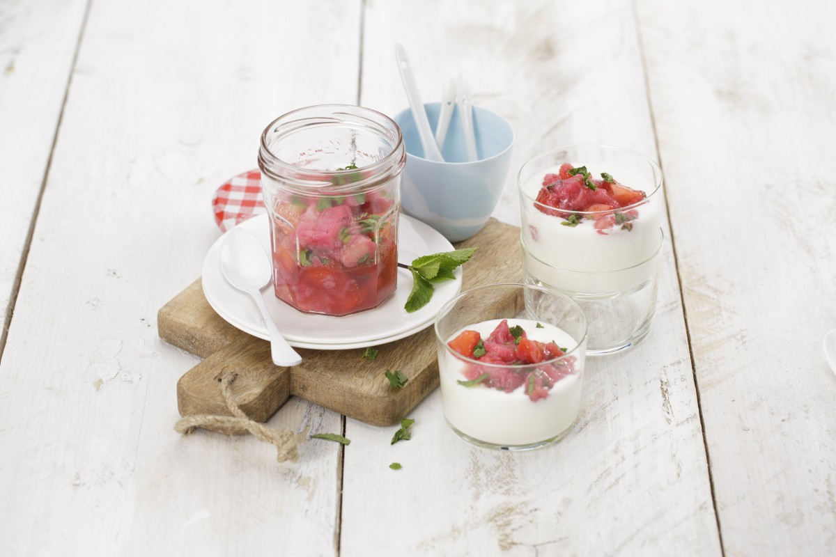 Ontbijtje! Yoghurt met rabarber & aardbeicompote