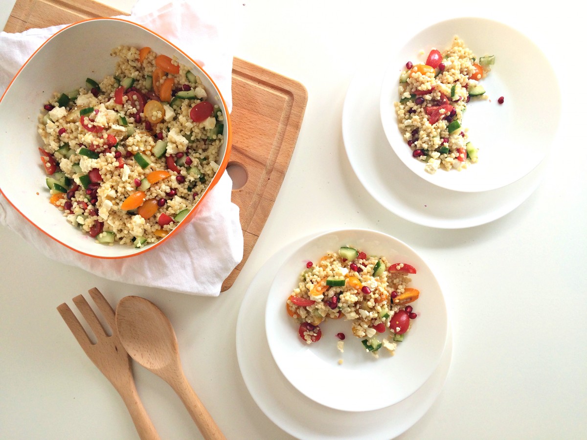 Parelcouscous salade met komkommer, tomaatjes, granaatappel en feta