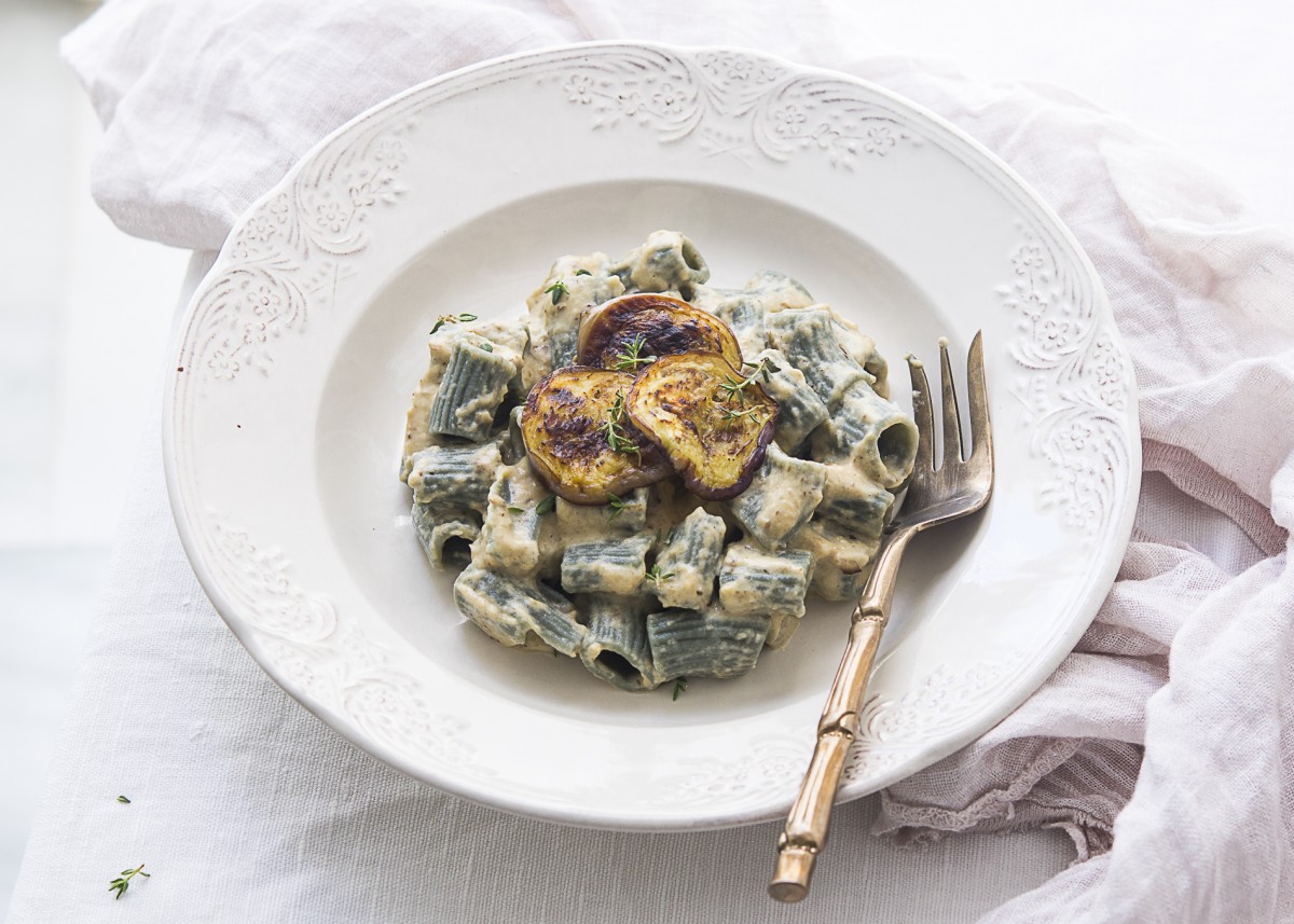 Pasta con berenjena cremosa y tomillo fresco