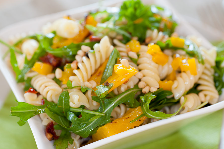 Pastasalade met gegrilde paprika, rucola en pijnboompitjes | Love my Salad