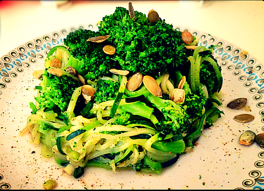 Ensalada tibia de espaguetis de calabacín y brócoli 