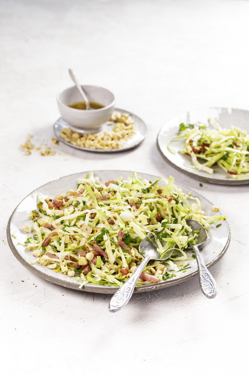 Pointed cabbage salad with bacon and hazelnuts