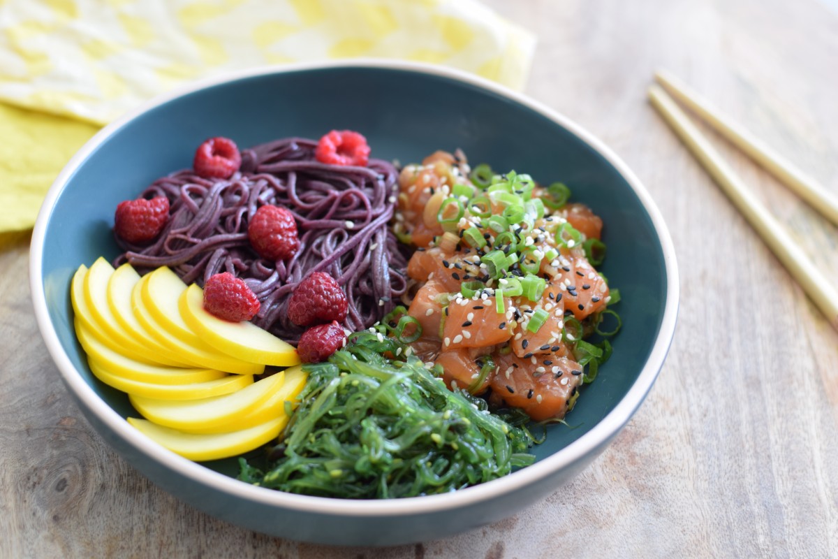 Poké bowl met noedels, zalm en gele courgette