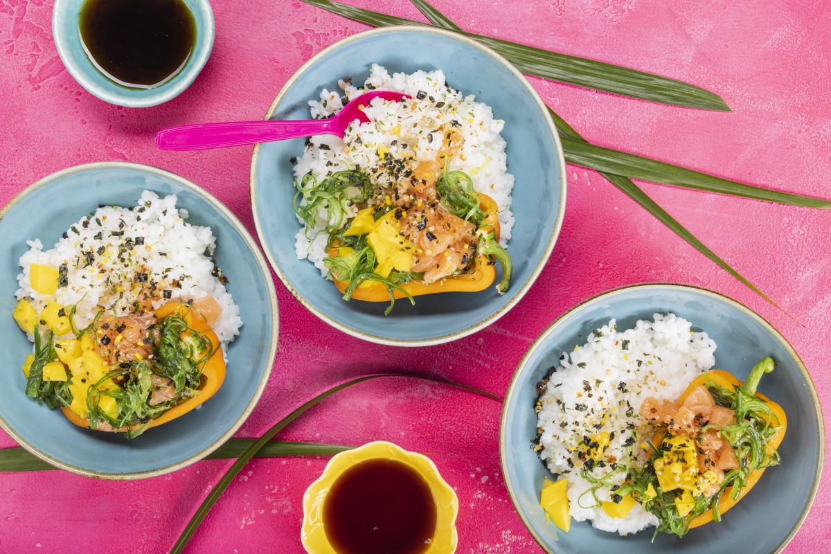 Poke bowl met zalm, mango en paprika 