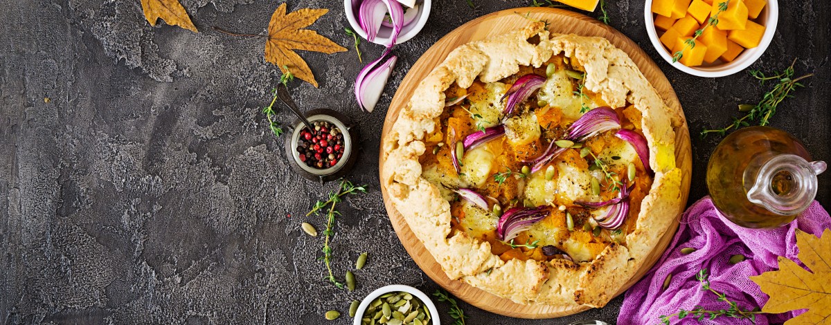 Savoury pumpkin pie with red onion and feta cheese