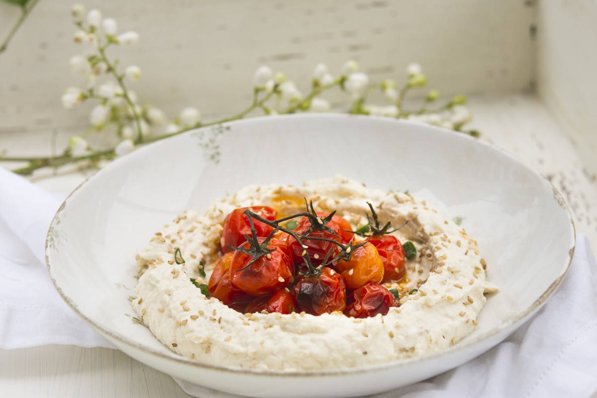 Queso de cebolla caramelizada y cherries confitados