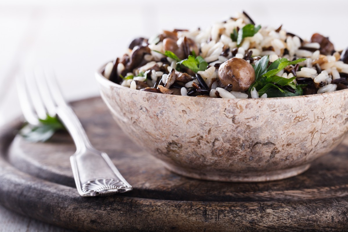 Rijstsalade met bospaddestoelen en spinazie