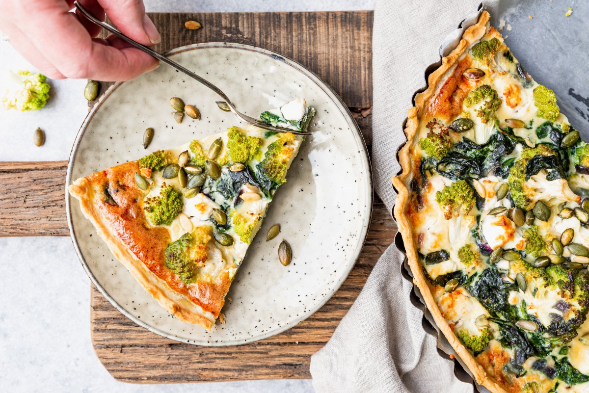 Quiche met romanesco, spinazie en geroosterde pompoenpitten