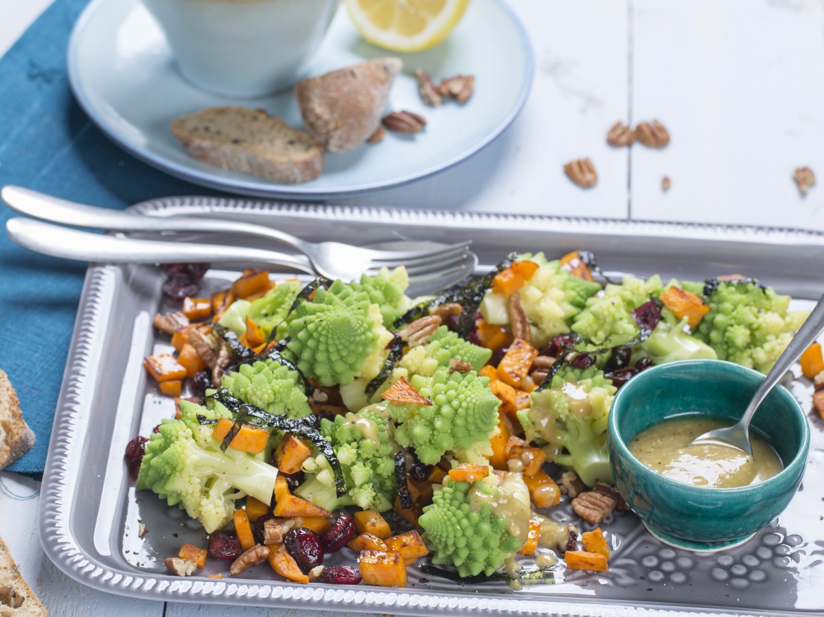 Salade met romanesco, zoete aardappel en tahin dressing