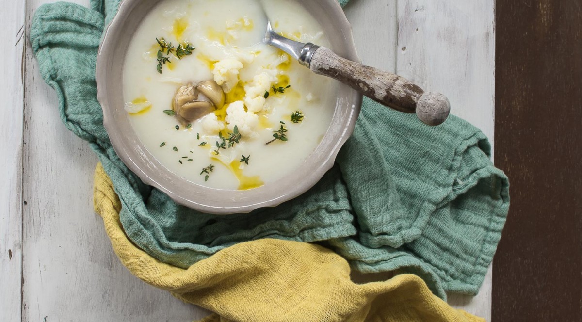 Romige bloemkoolsoep met gerookte knoflook