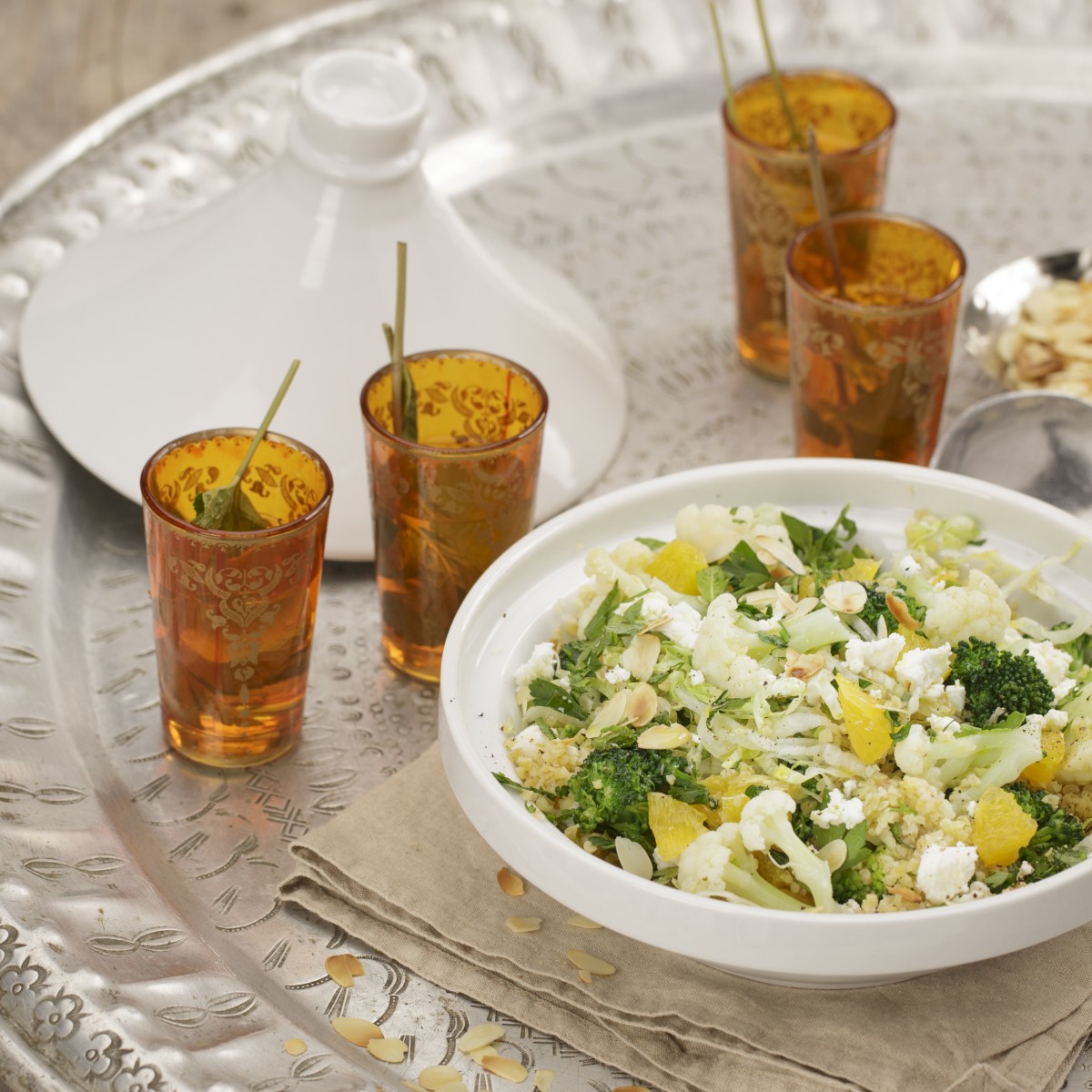 Indiase tabouleh salade met sinaasappel en bloemkool