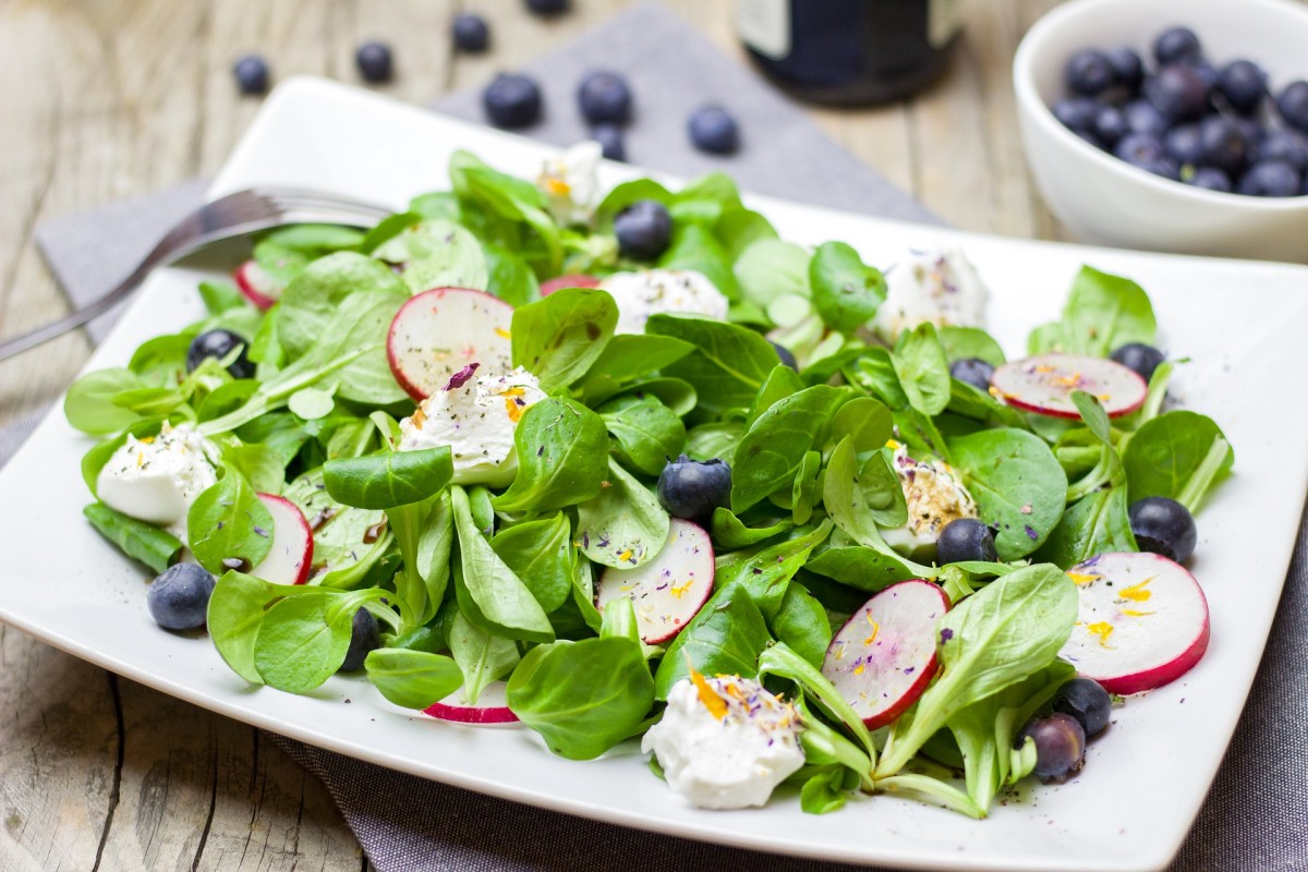 salade met blauwe bessen en geitenkaas