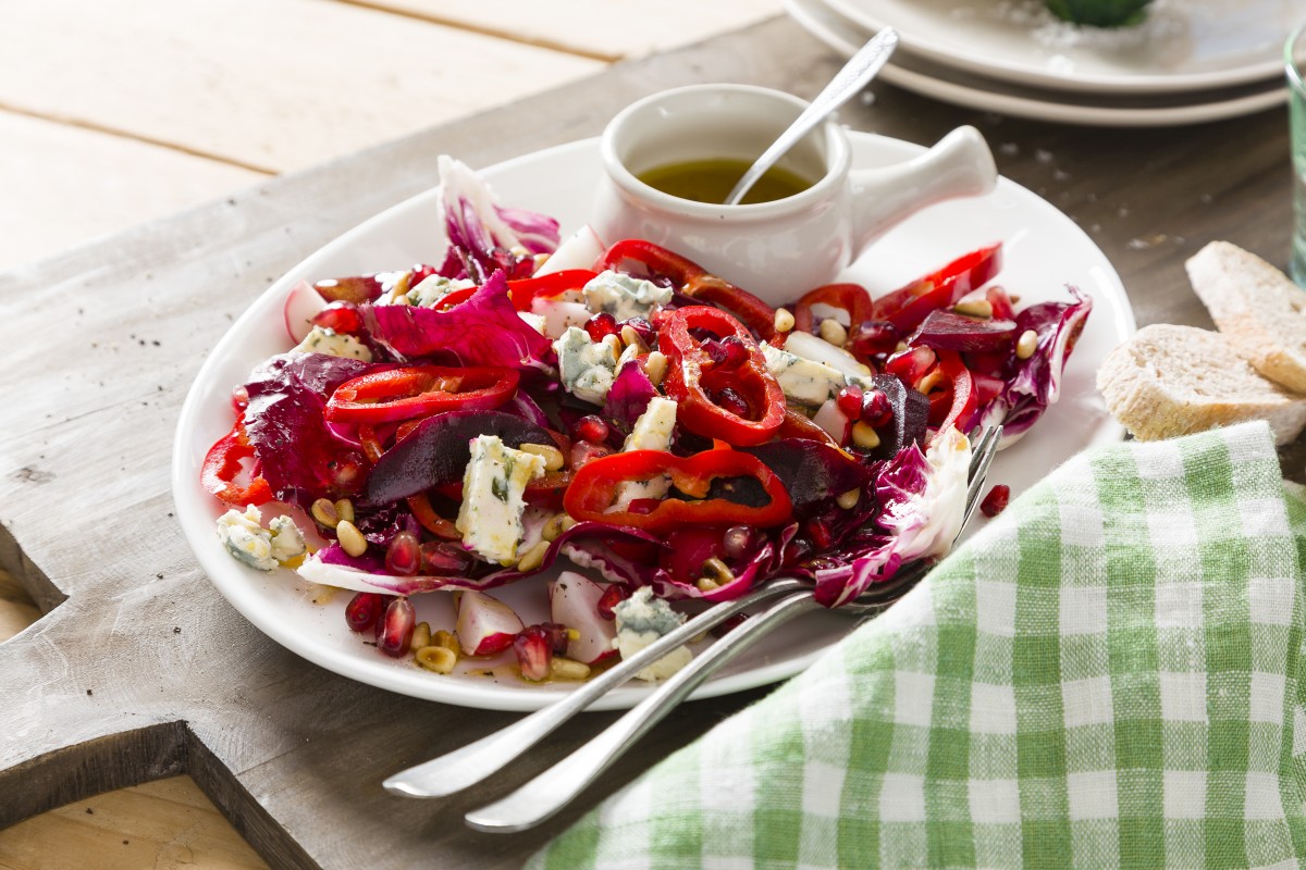 Salade met rode puntpaprika en blauwaderkaas