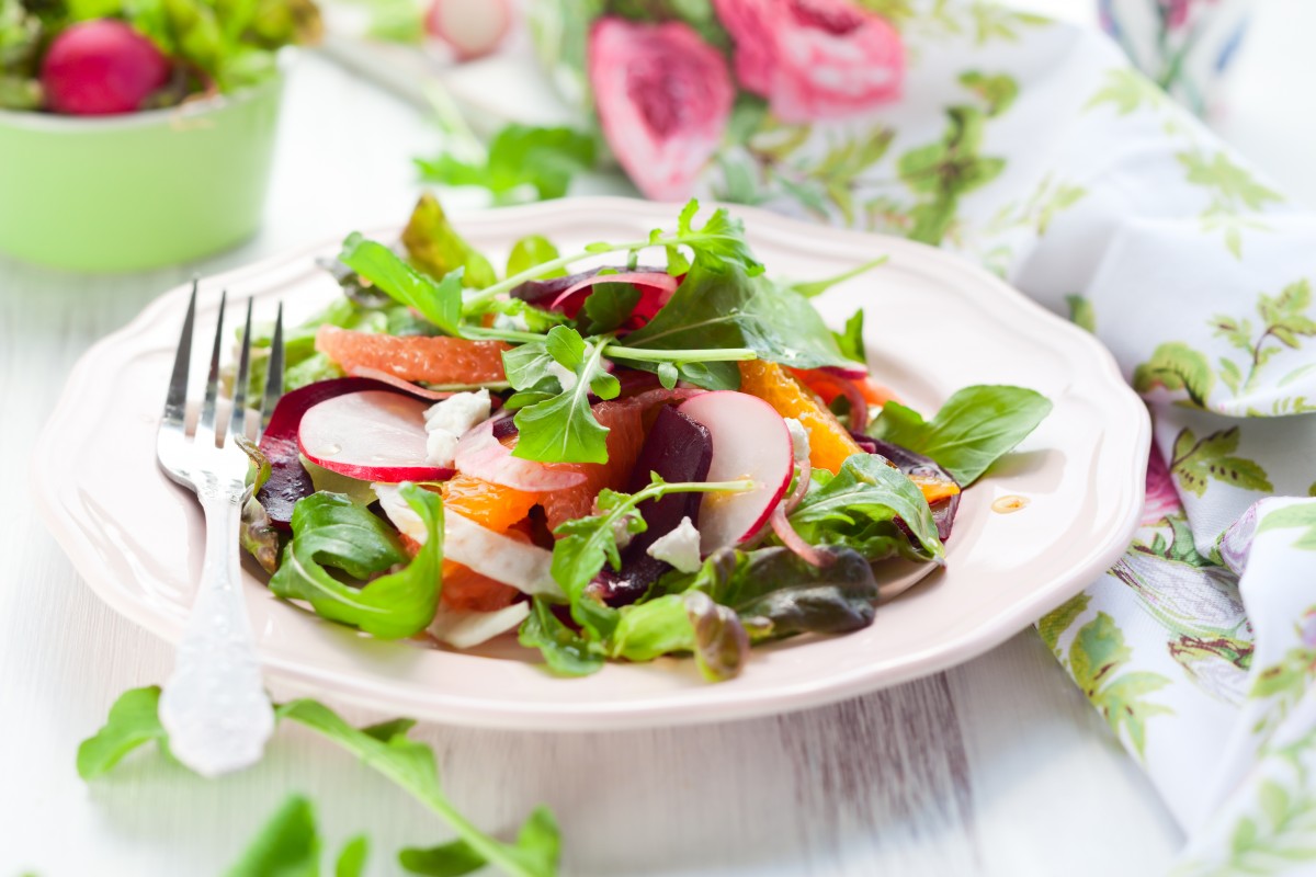 Salade van geschaafde venkel, bietjes en radijs met grapefruitpartjes en rucola