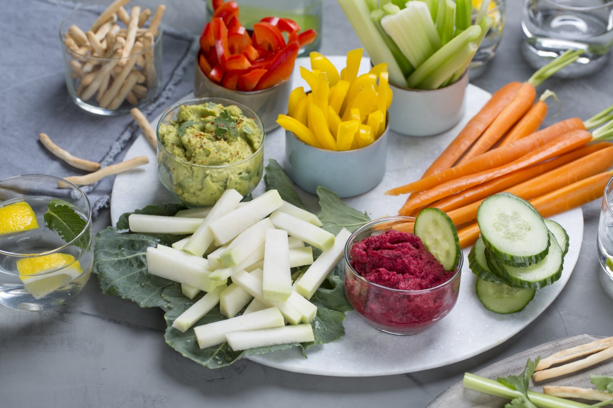 Koolrabi frietjes en groentesticks met hummus en bietenkaviaar | Love my Salad