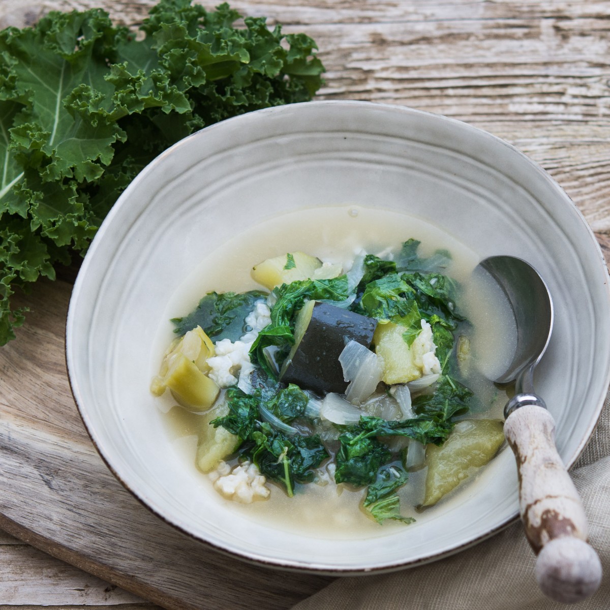 Sopa de calabacín y kale