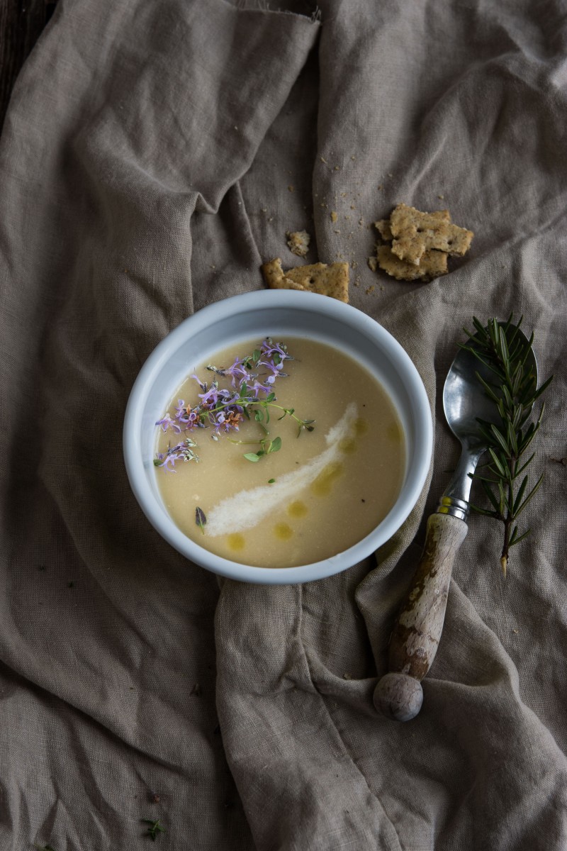 Sopa miso cremosa de ajo y romero 