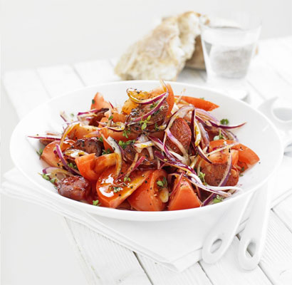 Spaanse tomatensalade met chorizo