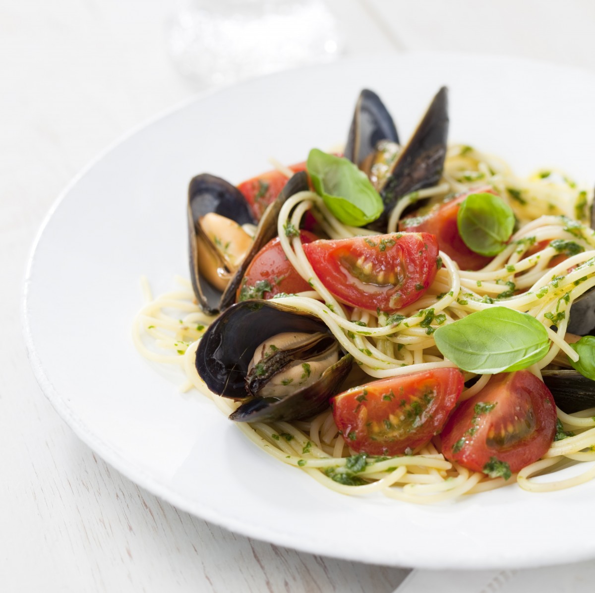 Spaghetti met mosselen, tomaat en een rood pepertje