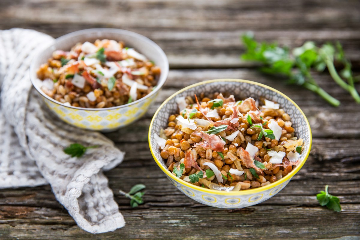 Speltsalade met linzen, ui, pecorino en rauwe ham