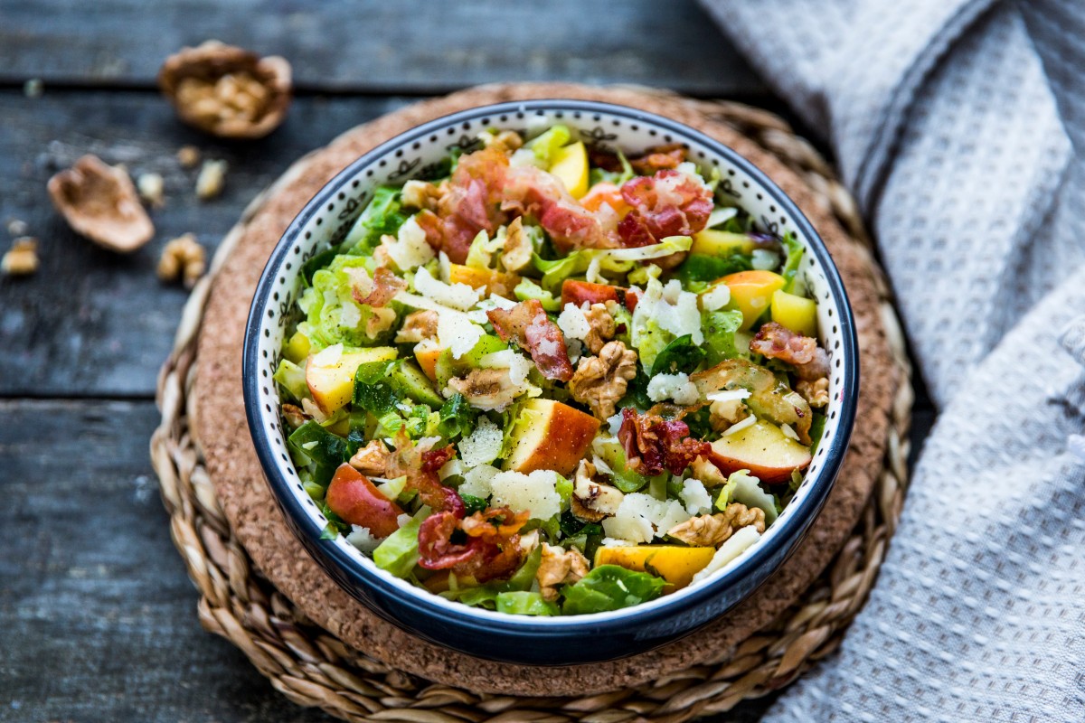 Fast Brussels sprouts with fresh apple, bacon crumbs, walnuts and pecorino cheese.