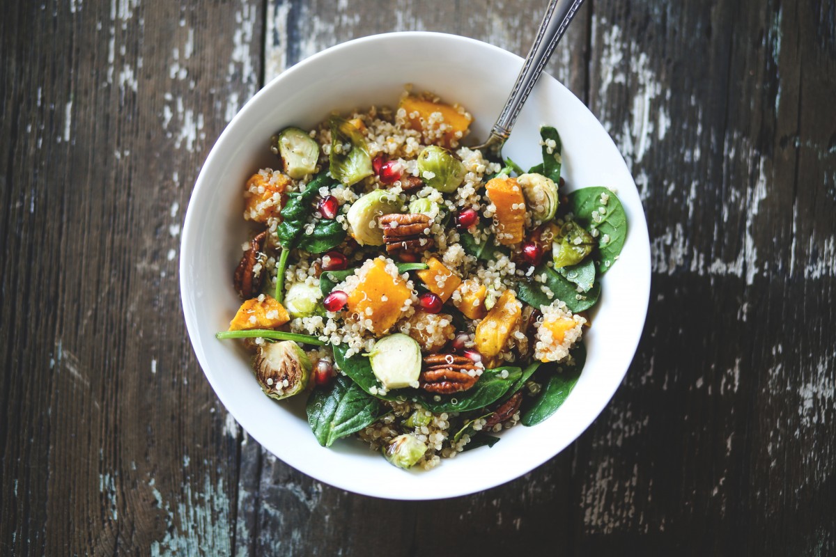 Spruitjes salade met zoete aardappel, spinazie en quinoa