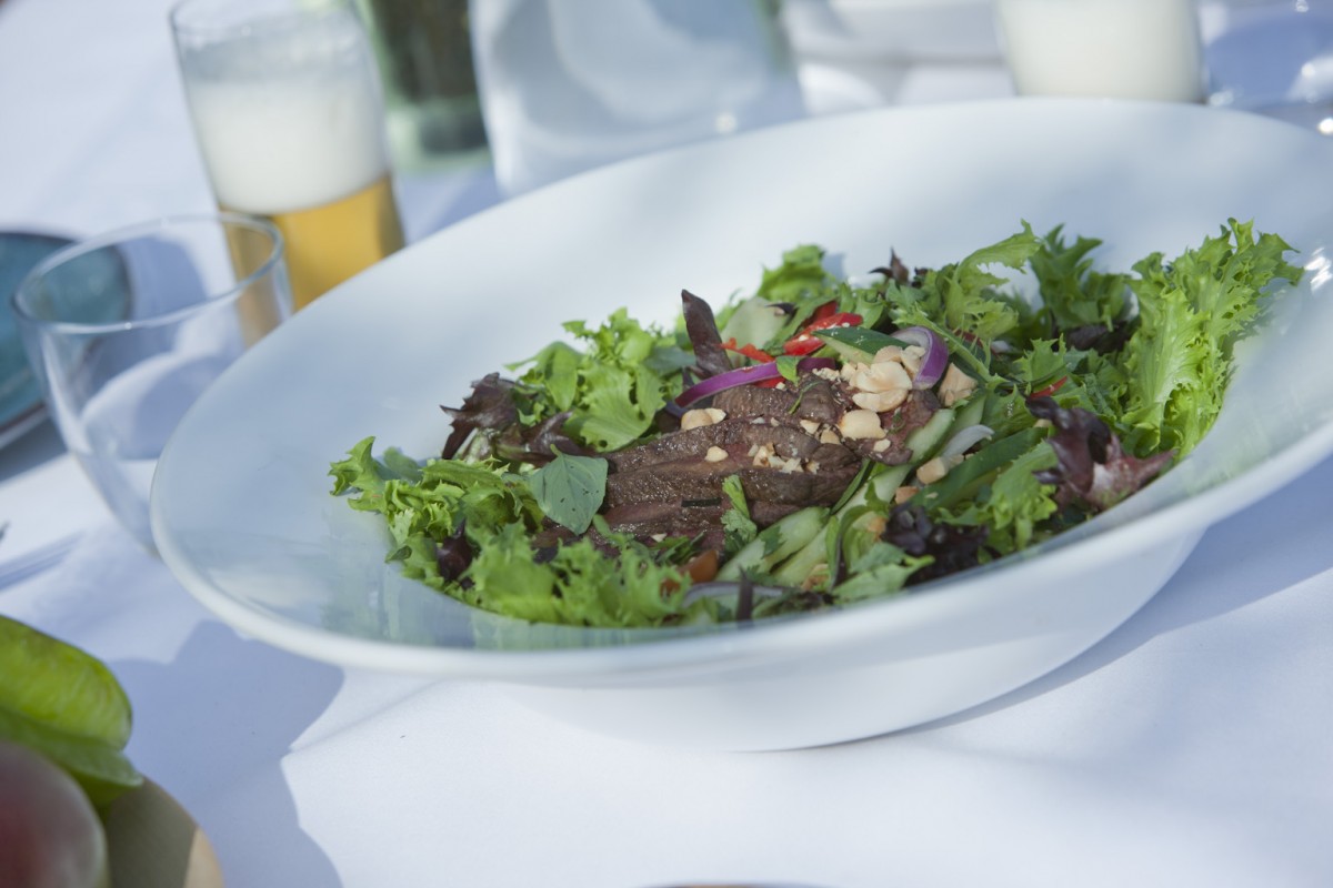Thaise salade met biefreepjes en knapperige sla
