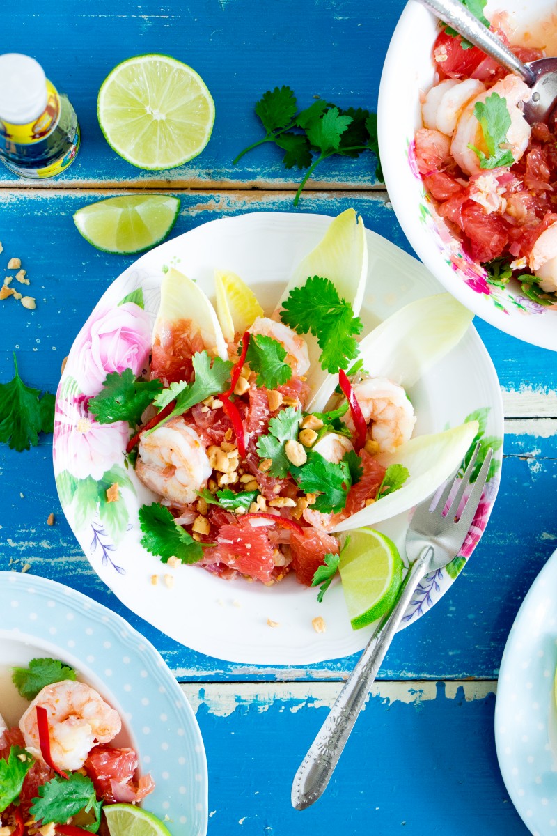 Thaise witlofsalade met grapefruit, garnalen, kokos en koriander