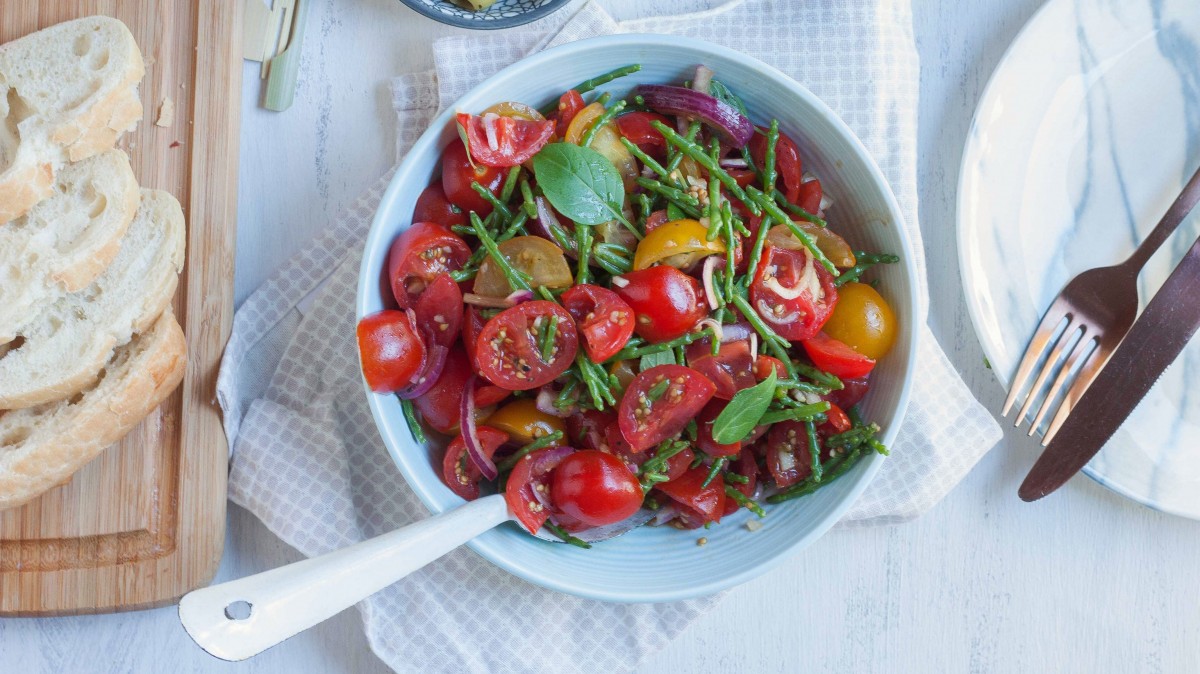 Tomatensalade met zeekraal, knoflook en basilicum