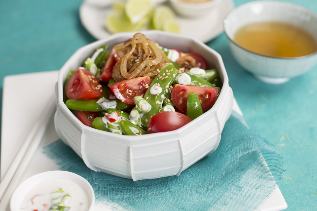 Tomatensalade met sugarsnaps, kokosmelk en gefrituurde ui