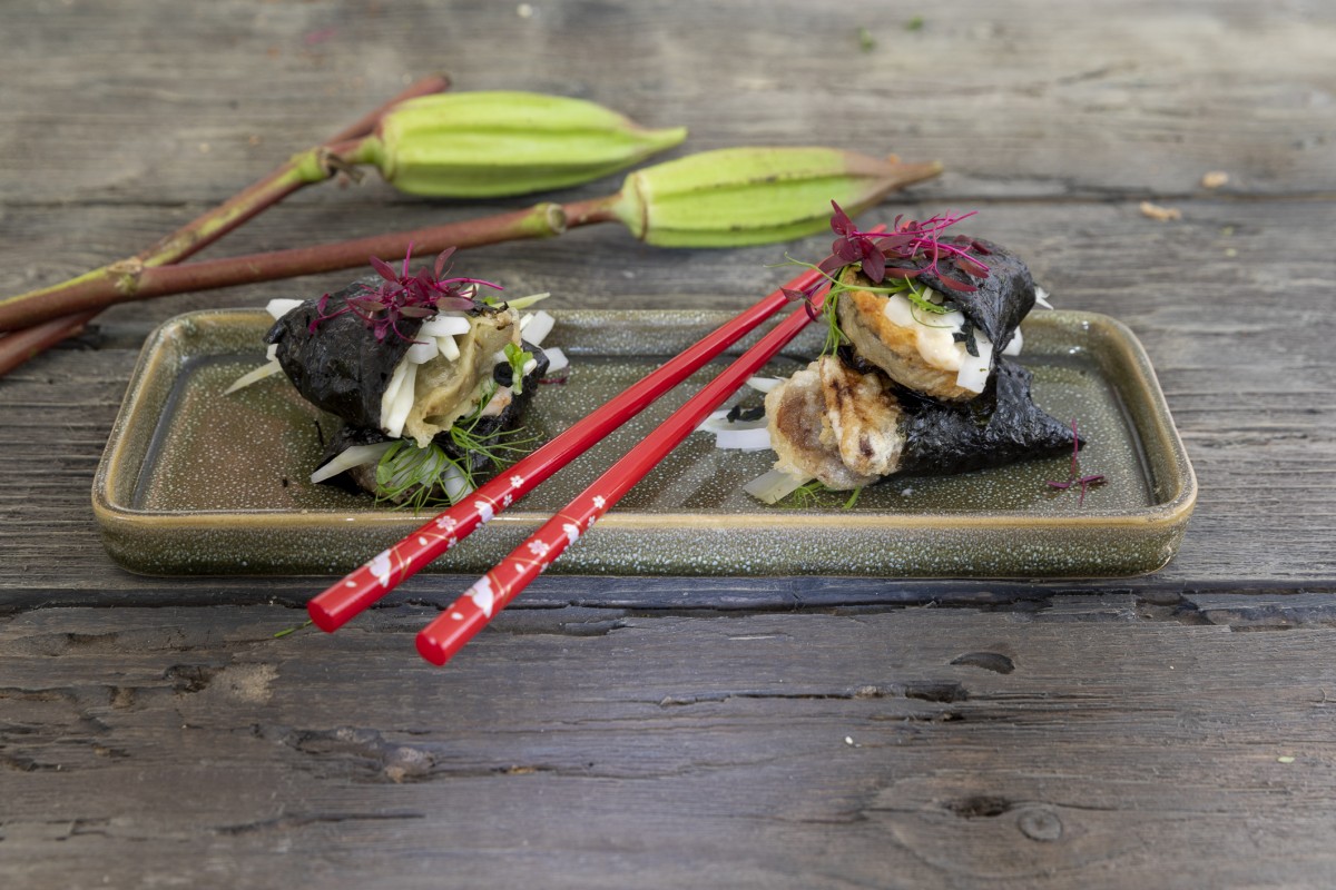 Vegetarische maki sushi van knapperige auberginetempura