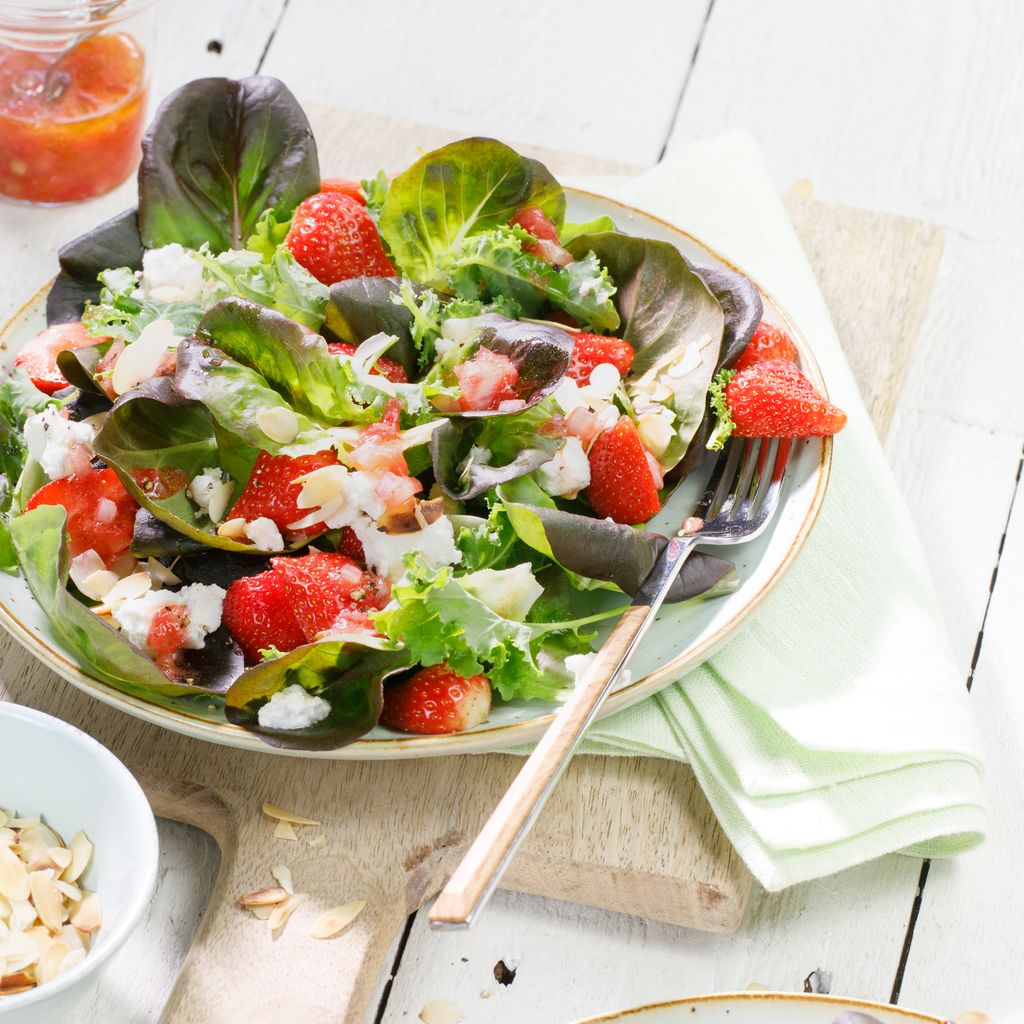 Salanova butter with strawberries, kale, almonds and goat cheese