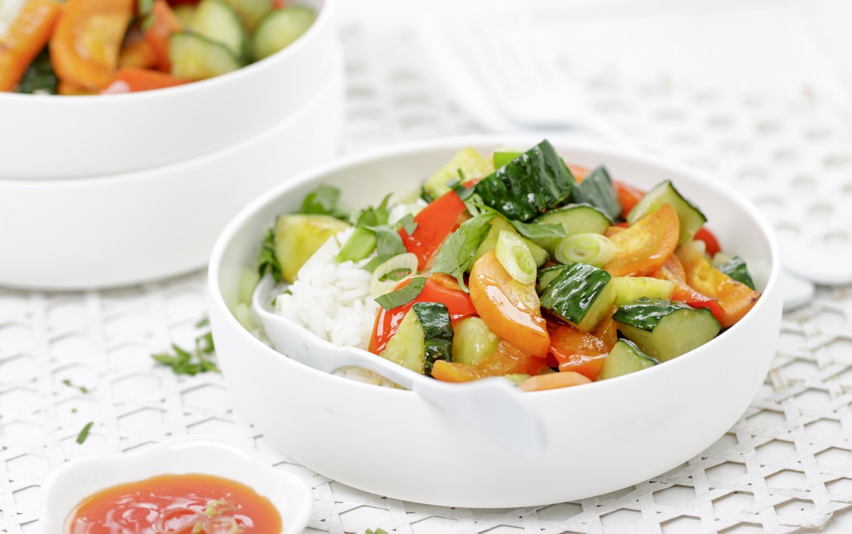 Vegetarisch wokgerecht met komkommer, wortel en lente-ui