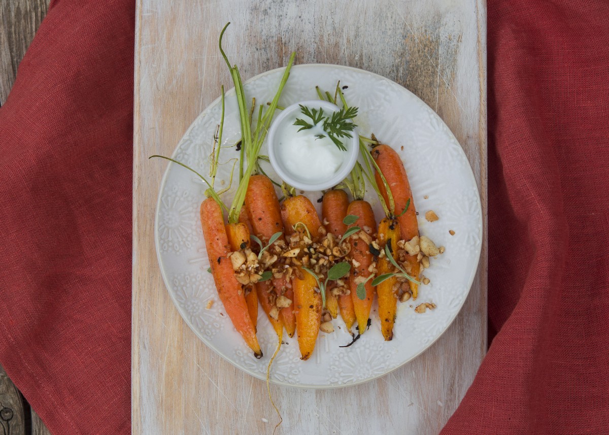 Zanahorias baby salteadas con crunchy de macadamia 